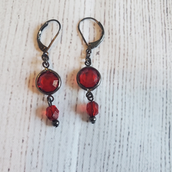 Red dangle crystal earrings with clasp closure - Picture 3 of 3